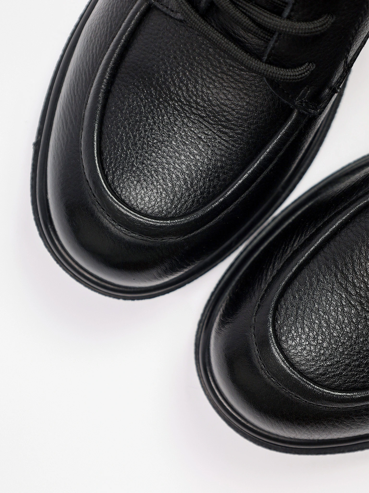 Ботинки черного цвета на низком каблуке